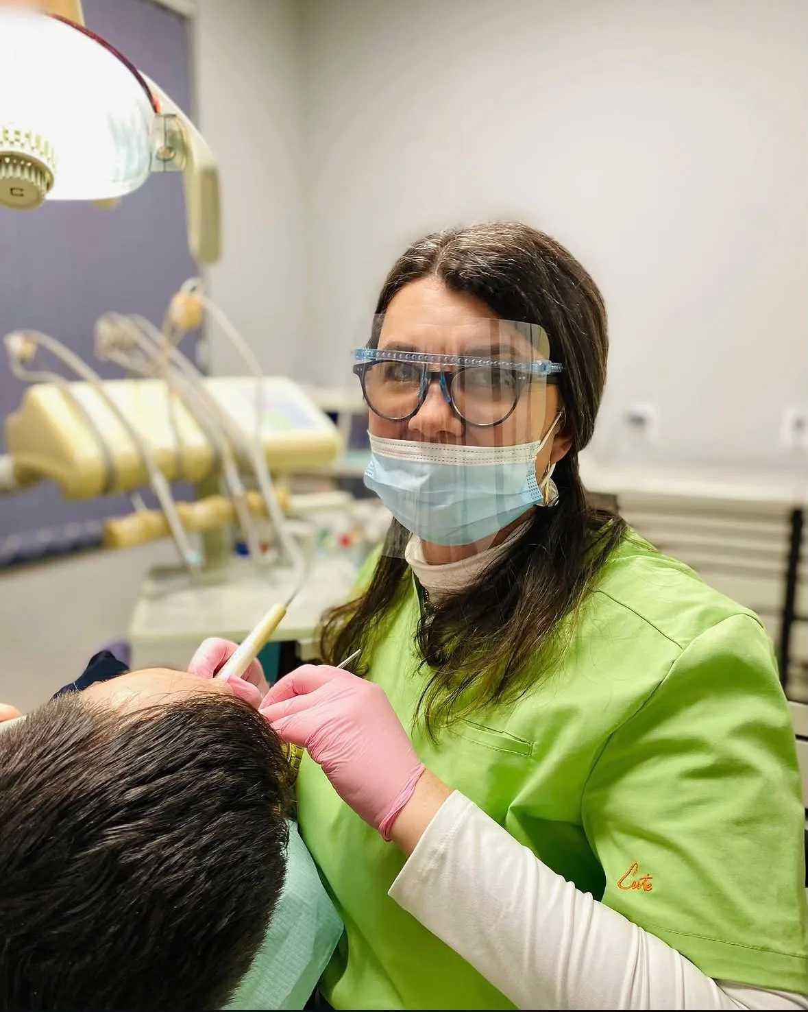 Doktorica Mirsada Begović u radu s pacijentom u ordinaciji Simpa Smile